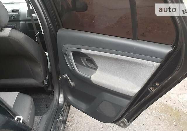 Черный Шкода Фабия, объемом двигателя 1.2 л и пробегом 270 тыс. км за 4500 $, фото 5 на Automoto.ua