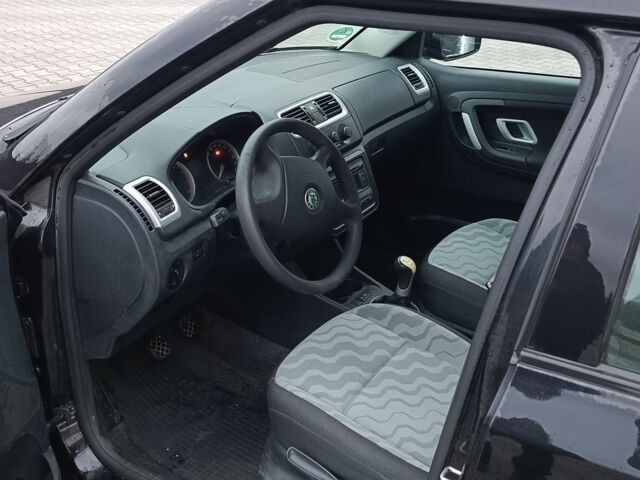 Черный Шкода Фабия, объемом двигателя 1.4 л и пробегом 200 тыс. км за 5200 $, фото 5 на Automoto.ua