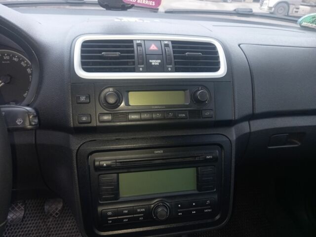 Черный Шкода Фабия, объемом двигателя 1.6 л и пробегом 211 тыс. км за 5500 $, фото 6 на Automoto.ua