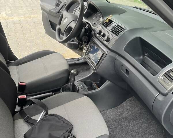 Черный Шкода Фабия, объемом двигателя 1.4 л и пробегом 205 тыс. км за 5400 $, фото 2 на Automoto.ua
