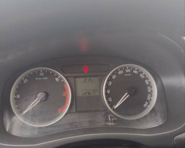 Черный Шкода Фабия, объемом двигателя 1.42 л и пробегом 227 тыс. км за 5100 $, фото 8 на Automoto.ua