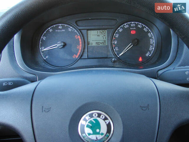 Черный Шкода Фабия, объемом двигателя 1.4 л и пробегом 190 тыс. км за 5500 $, фото 10 на Automoto.ua