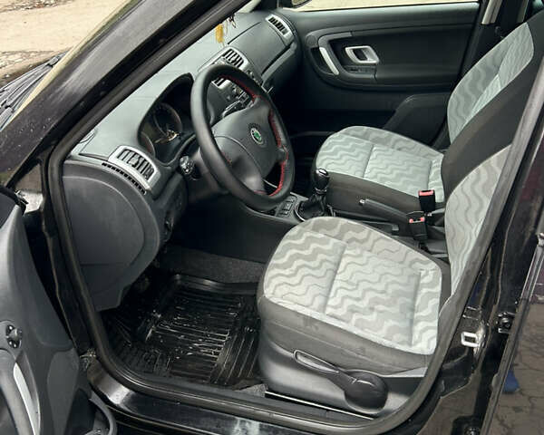 Черный Шкода Фабия, объемом двигателя 1.39 л и пробегом 202 тыс. км за 5750 $, фото 21 на Automoto.ua