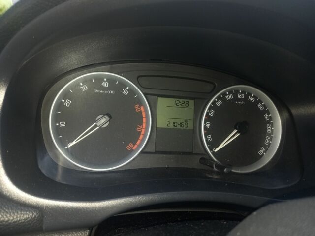 Черный Шкода Фабия, объемом двигателя 1.6 л и пробегом 211 тыс. км за 5500 $, фото 7 на Automoto.ua