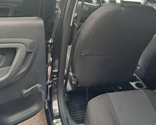 Черный Шкода Фабия, объемом двигателя 1.39 л и пробегом 210 тыс. км за 5300 $, фото 13 на Automoto.ua