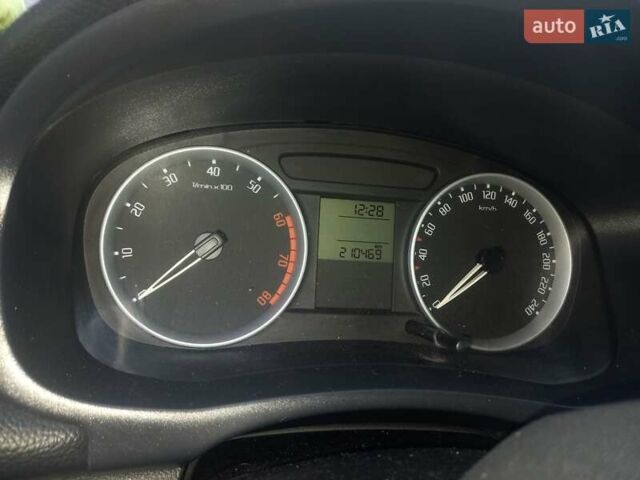 Черный Шкода Фабия, объемом двигателя 1.6 л и пробегом 211 тыс. км за 5500 $, фото 6 на Automoto.ua