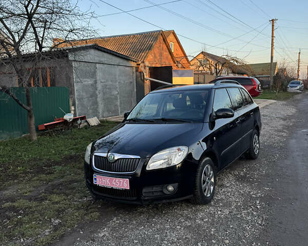 Черный Шкода Фабия, объемом двигателя 0 л и пробегом 235 тыс. км за 5600 $, фото 1 на Automoto.ua