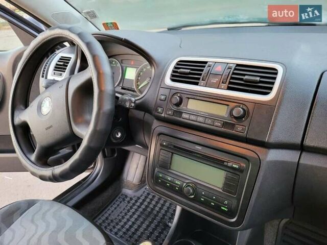 Черный Шкода Фабия, объемом двигателя 1.4 л и пробегом 335 тыс. км за 4200 $, фото 9 на Automoto.ua