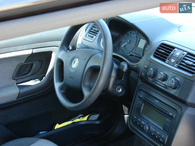 Черный Шкода Фабия, объемом двигателя 1.4 л и пробегом 190 тыс. км за 5500 $, фото 11 на Automoto.ua