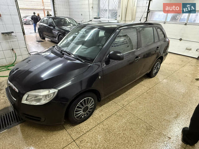 Черный Шкода Фабия, объемом двигателя 1.42 л и пробегом 290 тыс. км за 4000 $, фото 1 на Automoto.ua