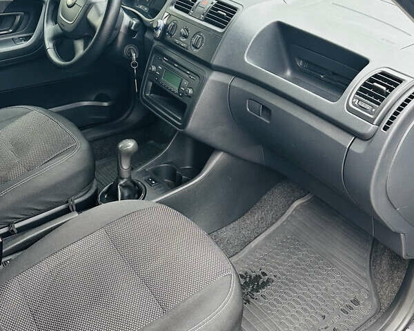 Черный Шкода Фабия, объемом двигателя 1.6 л и пробегом 263 тыс. км за 5700 $, фото 9 на Automoto.ua