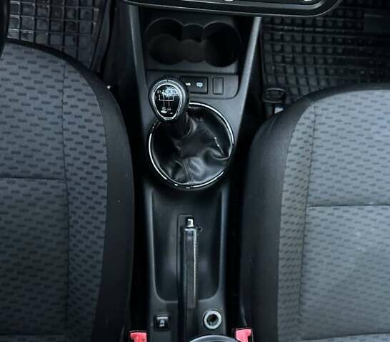 Черный Шкода Фабия, объемом двигателя 1.2 л и пробегом 295 тыс. км за 4900 $, фото 25 на Automoto.ua