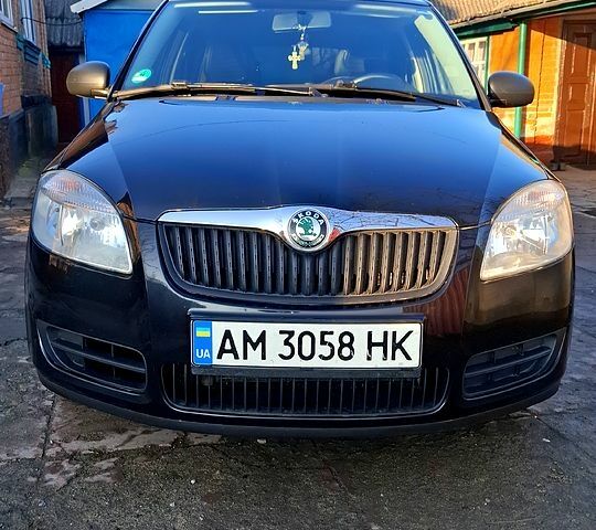 Черный Шкода Фабия, объемом двигателя 1.2 л и пробегом 204 тыс. км за 5300 $, фото 2 на Automoto.ua