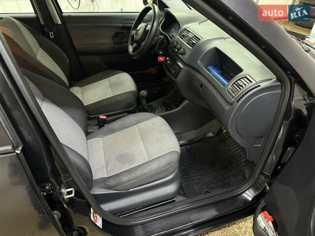 Черный Шкода Фабия, объемом двигателя 1.42 л и пробегом 290 тыс. км за 4000 $, фото 11 на Automoto.ua