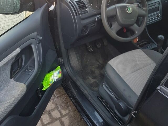 Черный Шкода Фабия, объемом двигателя 1 л и пробегом 220 тыс. км за 4200 $, фото 3 на Automoto.ua