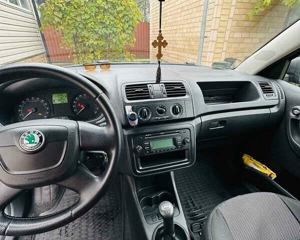 Черный Шкода Фабия, объемом двигателя 1.6 л и пробегом 263 тыс. км за 5700 $, фото 8 на Automoto.ua