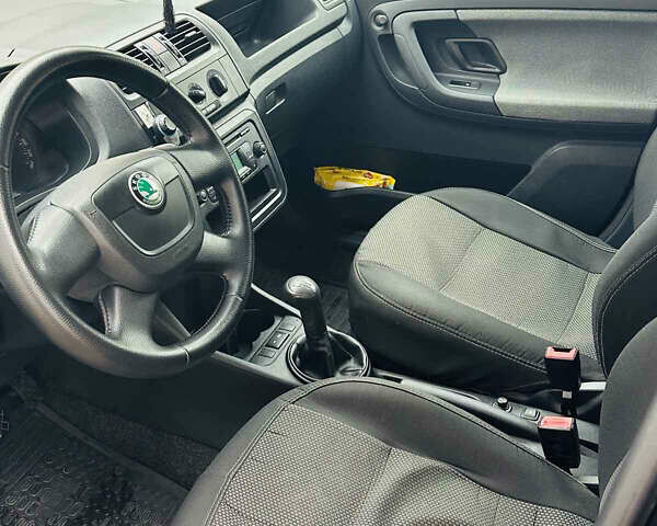 Черный Шкода Фабия, объемом двигателя 1.6 л и пробегом 263 тыс. км за 5700 $, фото 12 на Automoto.ua