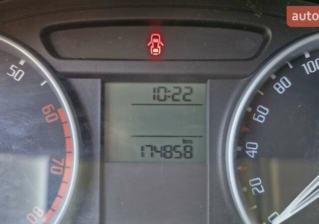 Черный Шкода Фабия, объемом двигателя 1.6 л и пробегом 175 тыс. км за 6450 $, фото 30 на Automoto.ua