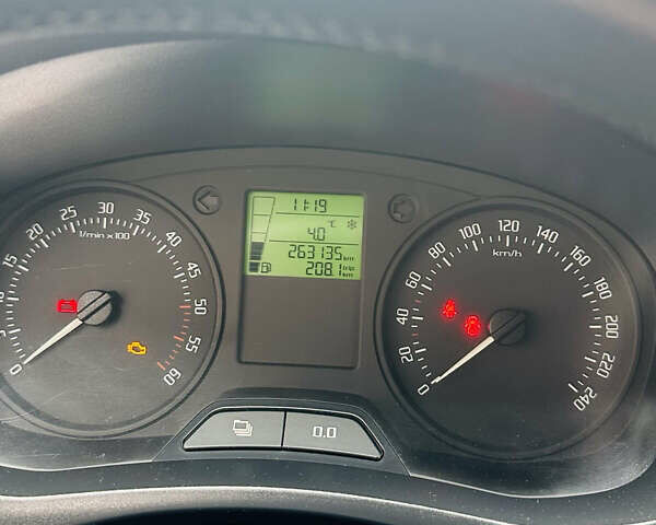 Черный Шкода Фабия, объемом двигателя 1.6 л и пробегом 263 тыс. км за 5700 $, фото 6 на Automoto.ua