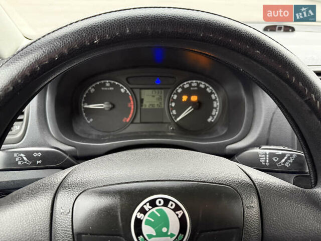 Черный Шкода Фабия, объемом двигателя 1.42 л и пробегом 290 тыс. км за 4000 $, фото 12 на Automoto.ua