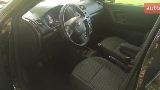 Черный Шкода Фабия, объемом двигателя 1.2 л и пробегом 246 тыс. км за 5300 $, фото 2 на Automoto.ua