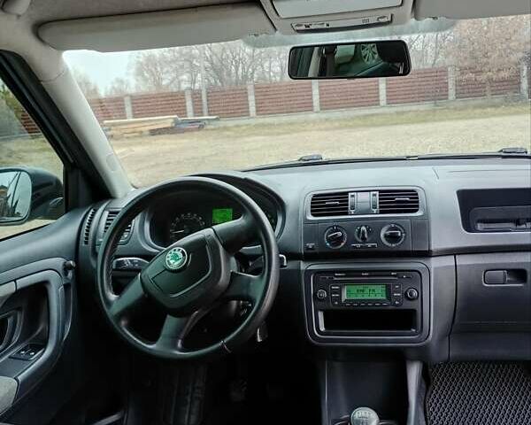 Черный Шкода Фабия, объемом двигателя 1.6 л и пробегом 221 тыс. км за 5350 $, фото 13 на Automoto.ua