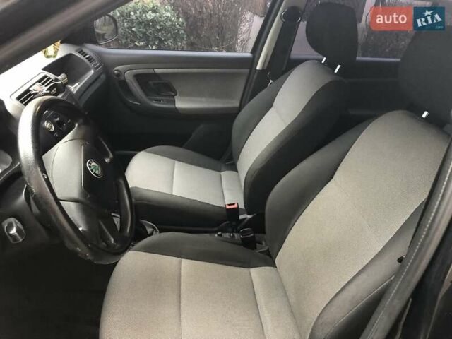 Черный Шкода Фабия, объемом двигателя 1.6 л и пробегом 257 тыс. км за 6000 $, фото 6 на Automoto.ua