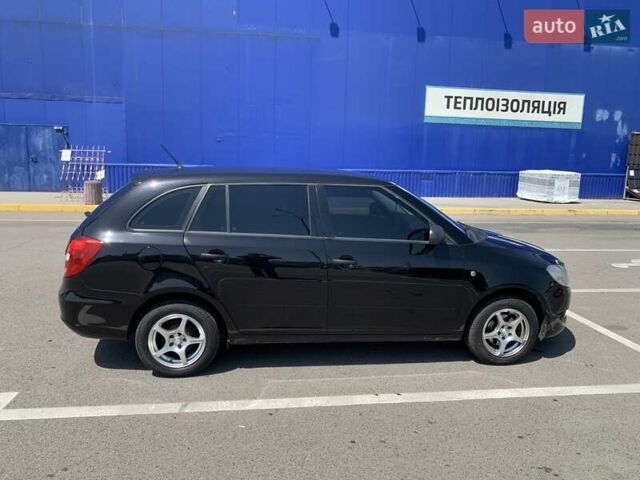 Черный Шкода Фабия, объемом двигателя 1.6 л и пробегом 240 тыс. км за 6000 $, фото 3 на Automoto.ua