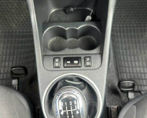 Черный Шкода Фабия, объемом двигателя 0 л и пробегом 139 тыс. км за 5600 $, фото 38 на Automoto.ua