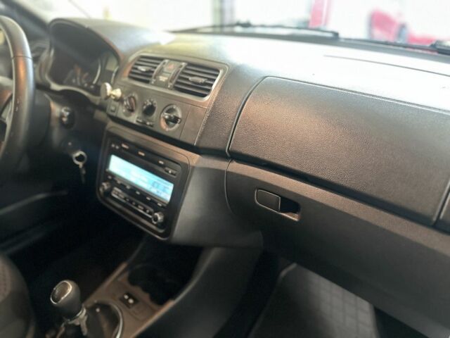 Чорний Шкода Фабія, об'ємом двигуна 1.6 л та пробігом 296 тис. км за 4950 $, фото 5 на Automoto.ua