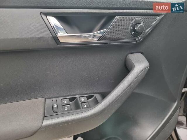 Черный Шкода Фабия, объемом двигателя 1.39 л и пробегом 267 тыс. км за 9500 $, фото 16 на Automoto.ua