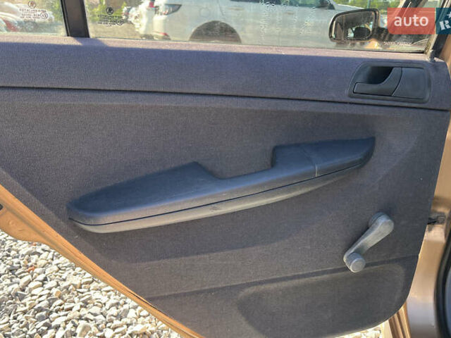 Коричневый Шкода Фабия, объемом двигателя 1.4 л и пробегом 229 тыс. км за 2800 $, фото 13 на Automoto.ua