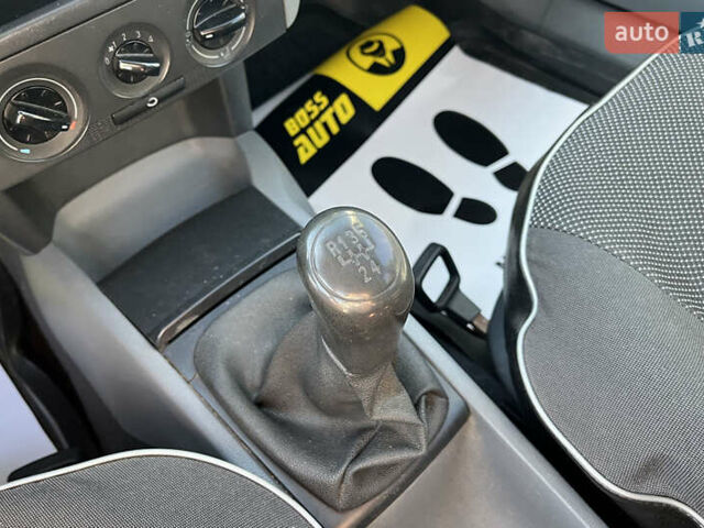 Коричневый Шкода Фабия, объемом двигателя 1.4 л и пробегом 229 тыс. км за 2800 $, фото 12 на Automoto.ua