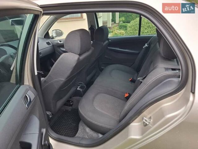 Коричневый Шкода Фабия, объемом двигателя 1.39 л и пробегом 183 тыс. км за 4499 $, фото 4 на Automoto.ua