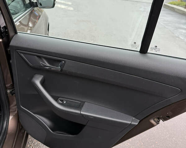 Коричневый Шкода Фабия, объемом двигателя 1 л и пробегом 93 тыс. км за 13000 $, фото 11 на Automoto.ua