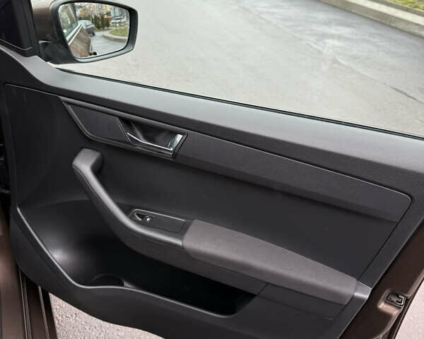 Коричневый Шкода Фабия, объемом двигателя 1 л и пробегом 93 тыс. км за 13000 $, фото 9 на Automoto.ua