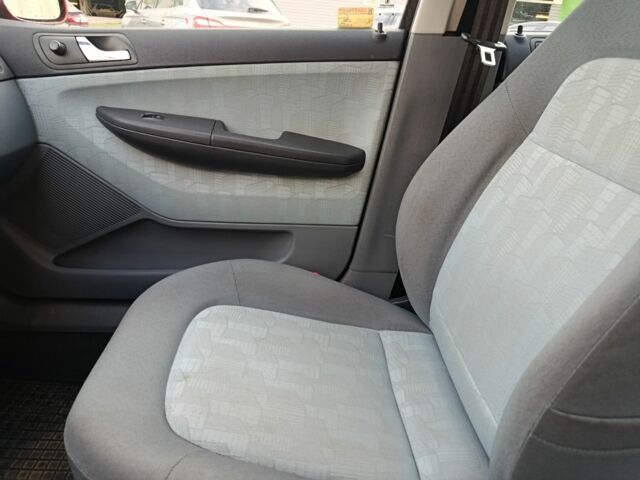 Червоний Шкода Фабія, об'ємом двигуна 0 л та пробігом 180 тис. км за 4750 $, фото 4 на Automoto.ua