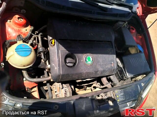 Красный Шкода Фабия, объемом двигателя 1.4 л и пробегом 250 тыс. км за 3800 $, фото 2 на Automoto.ua