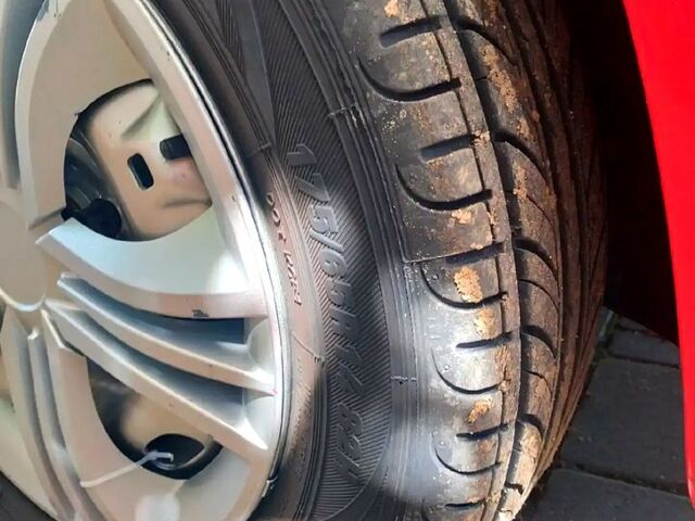 Красный Шкода Фабия, объемом двигателя 1.4 л и пробегом 250 тыс. км за 3800 $, фото 5 на Automoto.ua