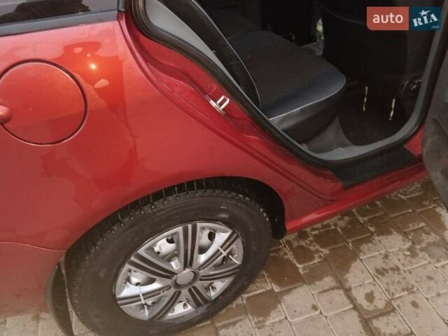 Красный Шкода Фабия, объемом двигателя 1.4 л и пробегом 237 тыс. км за 2500 $, фото 3 на Automoto.ua