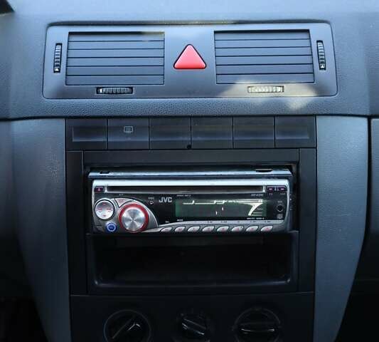 Красный Шкода Фабия, объемом двигателя 1.4 л и пробегом 386 тыс. км за 2950 $, фото 11 на Automoto.ua