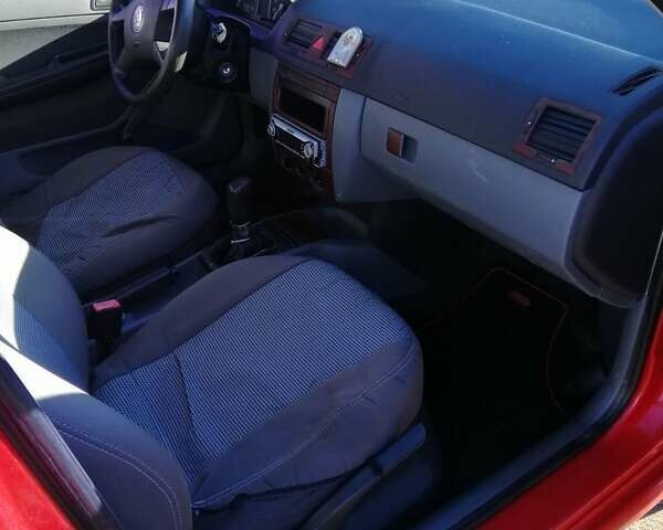 Красный Шкода Фабия, объемом двигателя 1.39 л и пробегом 229 тыс. км за 2600 $, фото 9 на Automoto.ua