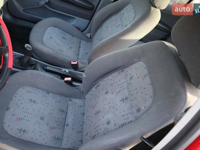 Красный Шкода Фабия, объемом двигателя 1.4 л и пробегом 386 тыс. км за 2950 $, фото 12 на Automoto.ua