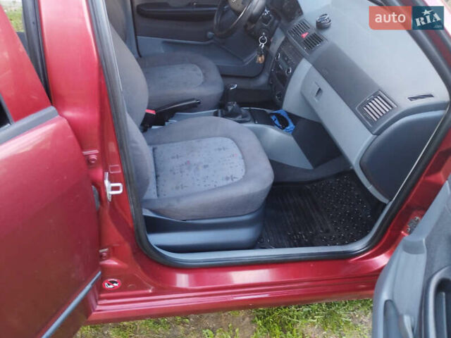 Красный Шкода Фабия, объемом двигателя 1.4 л и пробегом 120 тыс. км за 3900 $, фото 2 на Automoto.ua