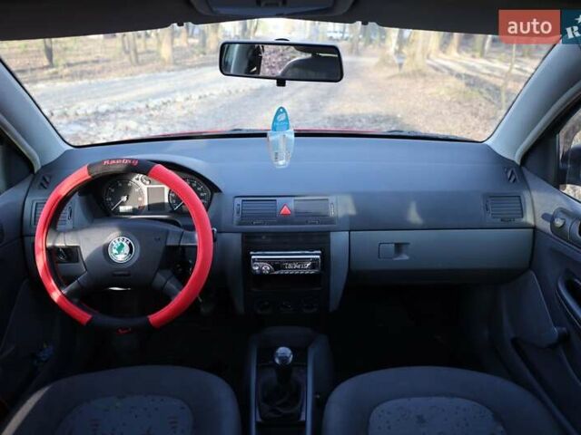 Красный Шкода Фабия, объемом двигателя 1.4 л и пробегом 386 тыс. км за 2950 $, фото 9 на Automoto.ua