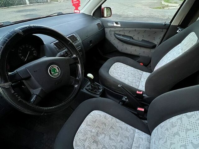 Красный Шкода Фабия, объемом двигателя 1.4 л и пробегом 247 тыс. км за 4200 $, фото 3 на Automoto.ua