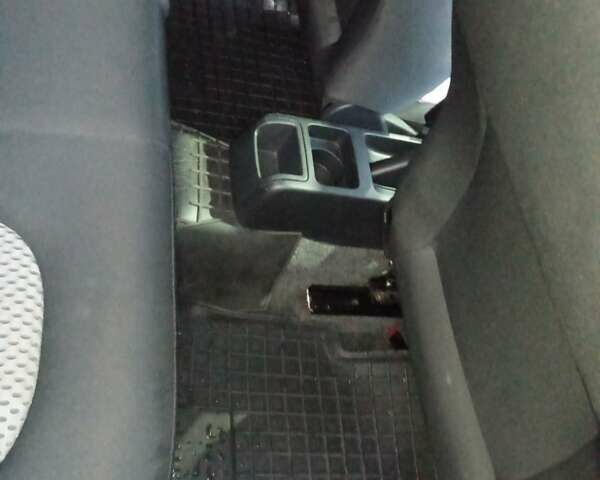 Красный Шкода Фабия, объемом двигателя 1.39 л и пробегом 226 тыс. км за 5400 $, фото 9 на Automoto.ua