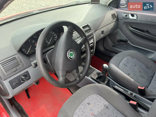 Красный Шкода Фабия, объемом двигателя 1.2 л и пробегом 400 тыс. км за 3500 $, фото 2 на Automoto.ua