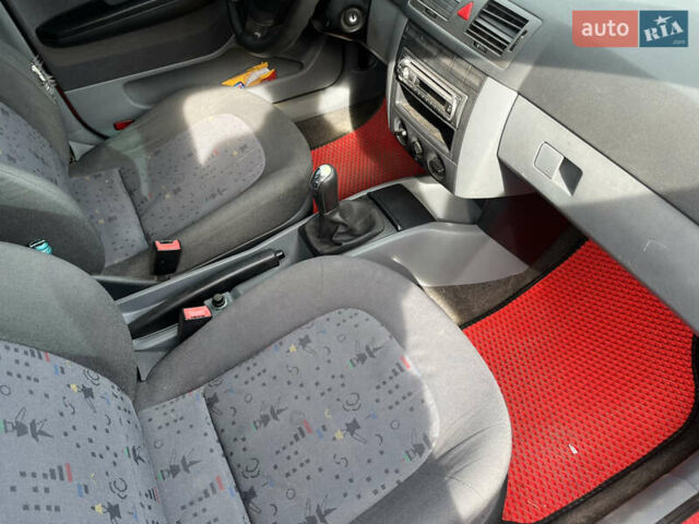 Красный Шкода Фабия, объемом двигателя 1.2 л и пробегом 400 тыс. км за 3500 $, фото 5 на Automoto.ua