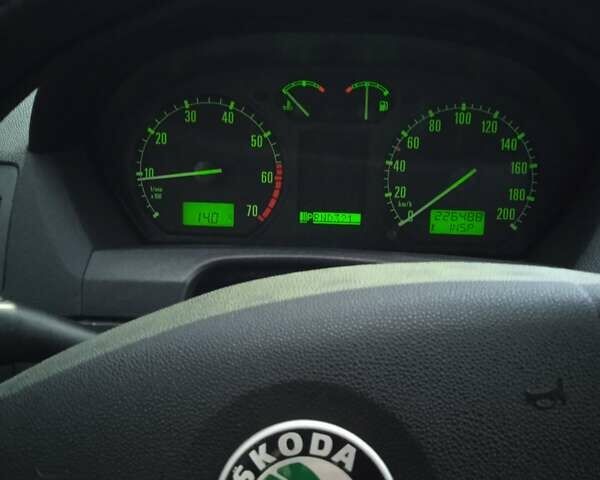 Красный Шкода Фабия, объемом двигателя 1.39 л и пробегом 226 тыс. км за 5400 $, фото 5 на Automoto.ua